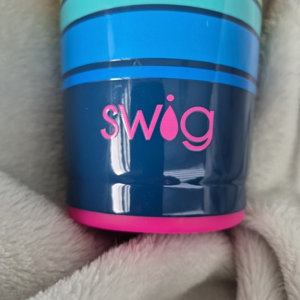 Swig Life NWT Rainbow Stripe Insulated Party Cup - Blue 24 Oz - Picture 3 of 6